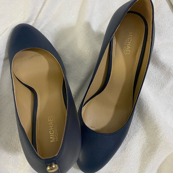 Michael Kors Navy pumps - Picture 3 of 5